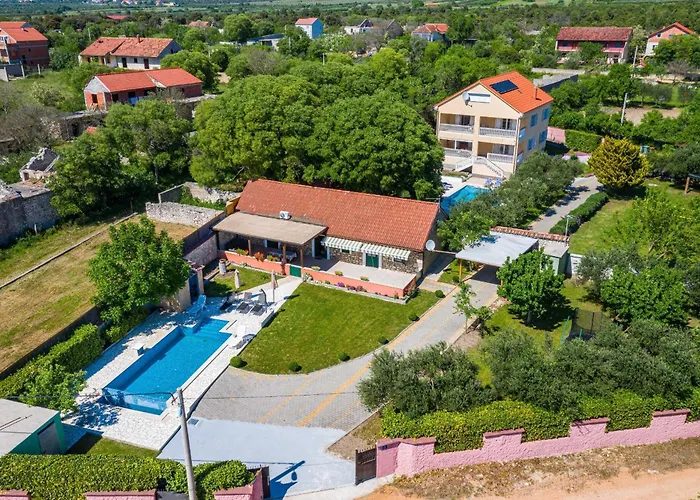 Дом отдыха My Dalmatia - Authentic Stone House Momo With Private Infinity Pool